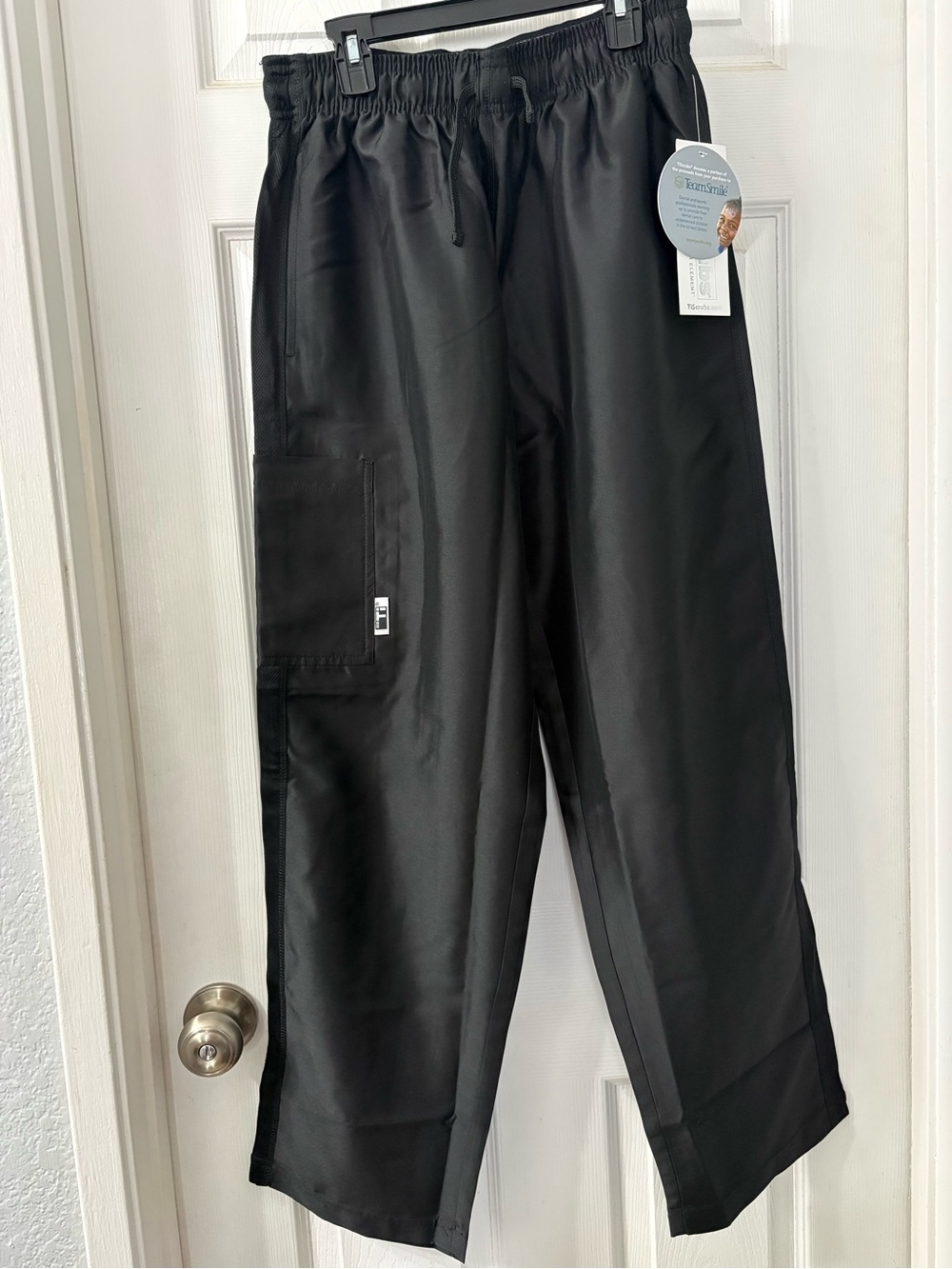 Ti Scrubs Women's Black V-Neck Professional Scrub Top and pants set - Picture 3 of 4